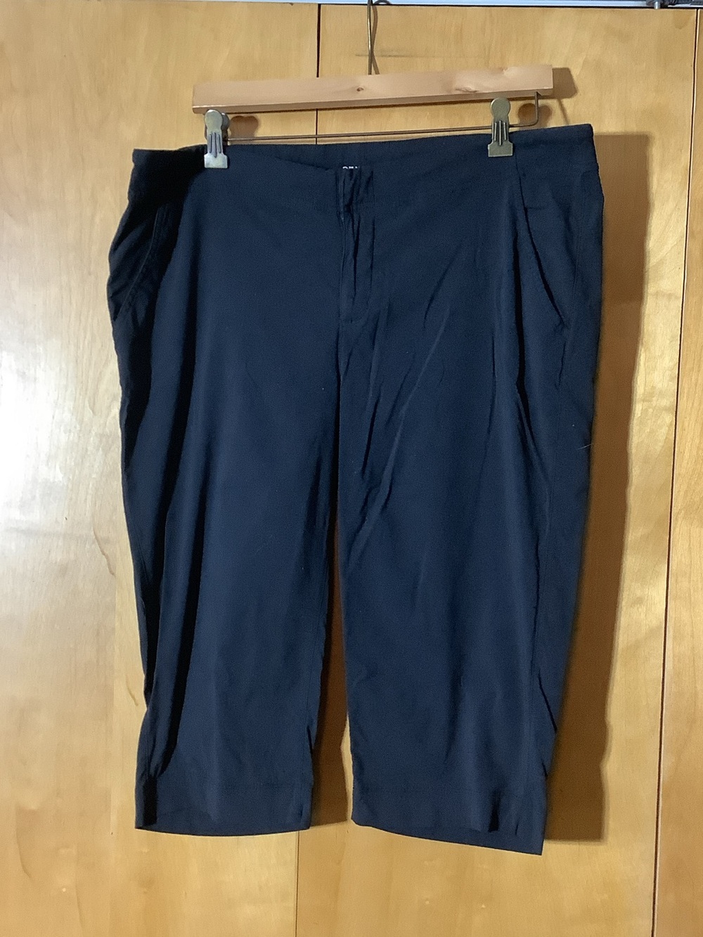 Columbia Omnishade black capris, size 16/18